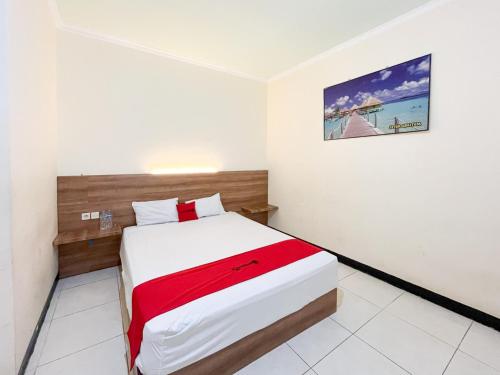 Una cama o camas en una habitación de RedDoorz at Hotel Mutiara Ponorogo