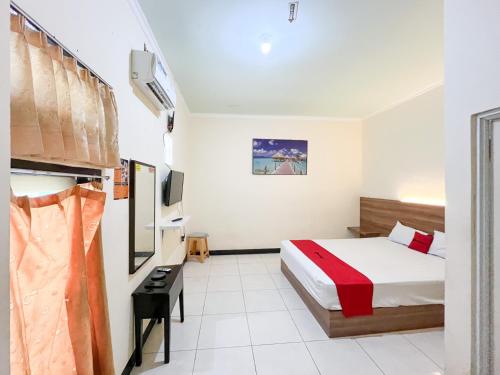 Una cama o camas en una habitación de RedDoorz at Hotel Mutiara Ponorogo