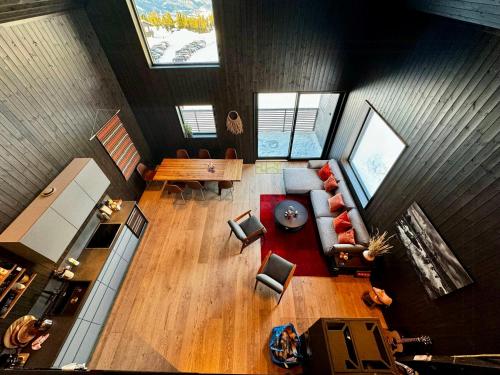an overhead view of a living room with a couch and a table at Modern Apartment Overlooking Gudbrandsdalen in Øyer