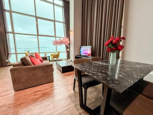 Ruang duduk di HappySty by Golden Hour Maritime Suite