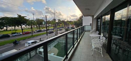 サントスにあるMaravilhoso apartamento frente ao mar em excelente localizaçãoの通りの景色を望む建物のバルコニー