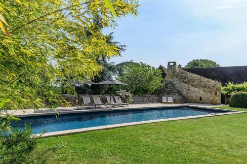 une piscine dans la cour d'une maison dans l'établissement Historic Estate Overlooking The Dordogne, à Castelnaud-la-Chapelle