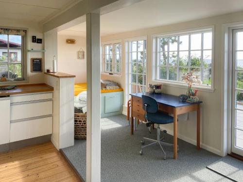 een thuiskantoor met een bureau en een slaapkamer bij Bindingsværkshus Med Udsigt På Samsø in Nordby