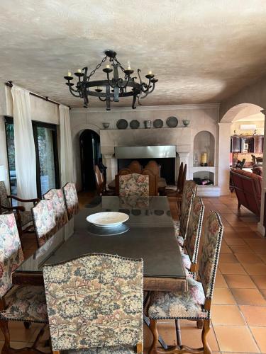 a dining room with a table and chairs at Villa loucisa Nice piscine vue mer 8 chambres 24 couchages in Nice