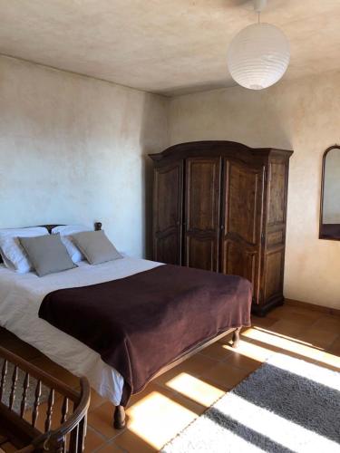 - une chambre avec un grand lit et une armoire en bois dans l'établissement Villa loucisa Nice piscine vue mer 8 chambres 24 couchages, à Nice