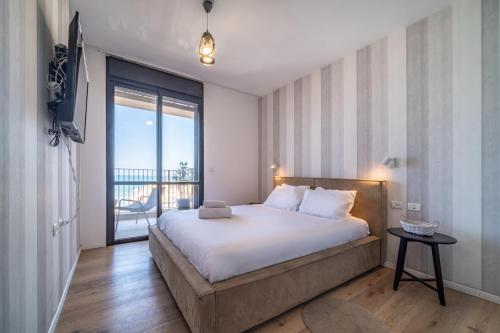 Postel nebo postele na pokoji v ubytování Bat Galim Full Sea View Balcony by Sea N' Rent