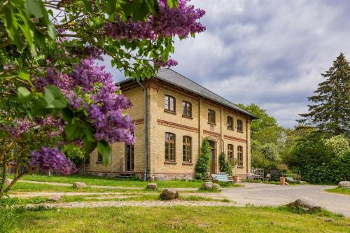 an old house with purple flowers in front of it at Spacious Apartment With Terrace And Garden View in Walow