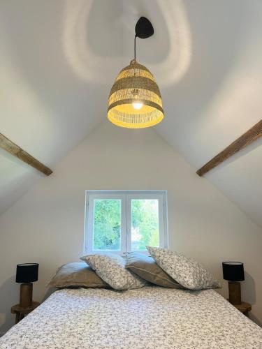 une chambre avec un lit et une fenêtre dans l'établissement Maison de charme entre CABOURG et CAEN, à Bavent