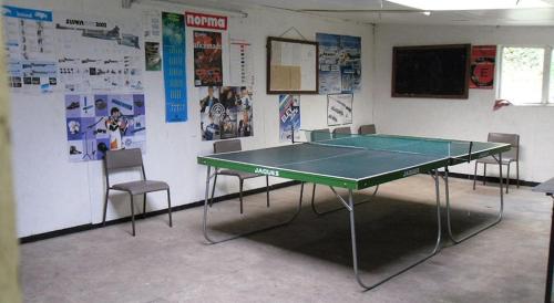 a ping pong table and chairs in a room at Budleigh Farm Cottages in Moretonhampstead