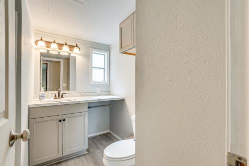 Ένα μπάνιο στο Cle Elum Cabin Spacious Yard with ATV Trail Access!