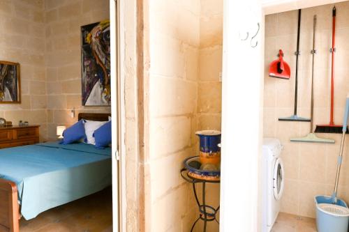 Ένα ή περισσότερα κρεβάτια σε δωμάτιο στο A Cosy Nest Overlooking The Sea - Happy Rentals