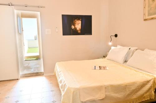 Ένα ή περισσότερα κρεβάτια σε δωμάτιο στο A Cosy Nest Overlooking The Sea - Happy Rentals