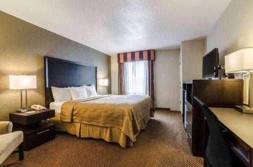 Postel nebo postele na pokoji v ubytování Quality Inn & Suites