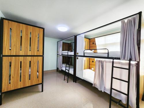 Ένα ή περισσότερα κρεβάτια σε δωμάτιο στο 55 Hostel Soi Phetkasem 51