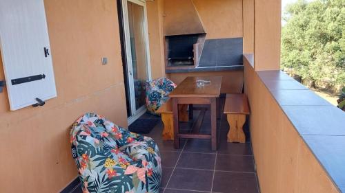 une chambre avec un comptoir, une table et une chaise dans l'établissement Casapiana 07, à San-Gavino-di-Carbini