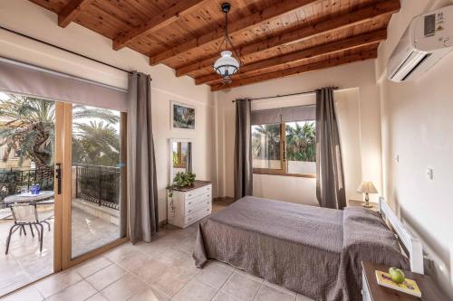 アルガカにあるVilla Stella Argakaのベッドとバルコニーのある寝室