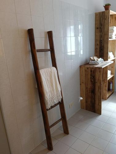 LessonaにあるCasa Lodolo Lessonaの木製の椅子