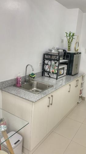 Kuchyň nebo kuchyňský kout v ubytování L. Casa • Tagaytay Staycation
