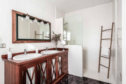 a bathroom with two sinks and a mirror at Bell Veure in Ciutadella
