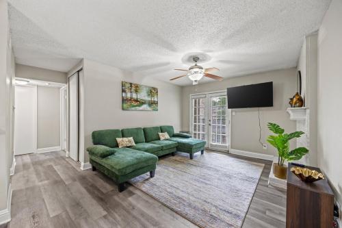 Photo de la galerie de l'établissement Modern & Cozy 1BR with a Pool plus Walk to Bars & Bites, à Addison