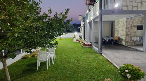 Ein Garten an der Unterkunft Vila AMNA - Ilidža