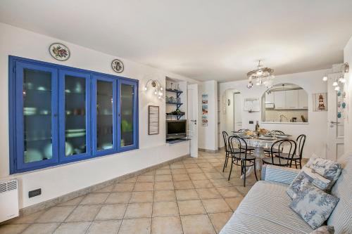 un salon avec un canapé et une table dans l'établissement Sea Breeze Garavan Apt Villa New York - Happy Rentals, à Menton