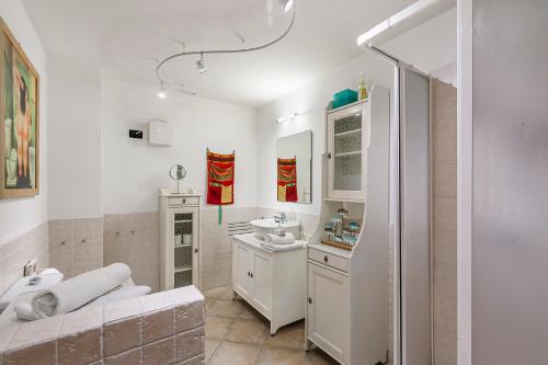 Sea Breeze Garavan Apt Villa New York - Happy Rentals