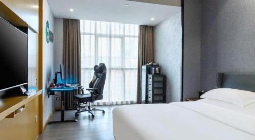 Una cama o camas en una habitación de Excemon Yuyao Hemudu Hotel