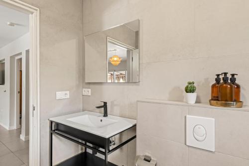 Bagno di JT Curacao Apartments