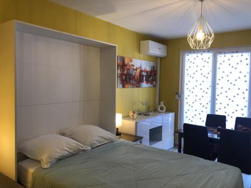 - une chambre avec un lit et un bureau dans l'établissement Studio 25 m2 Le Jasmin centre-ville, parking et balcon, à Aix-les-Bains