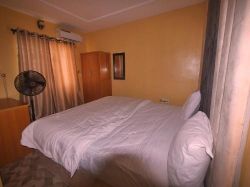 Postel nebo postele na pokoji v ubytování Kaydes Hotel And Lounge