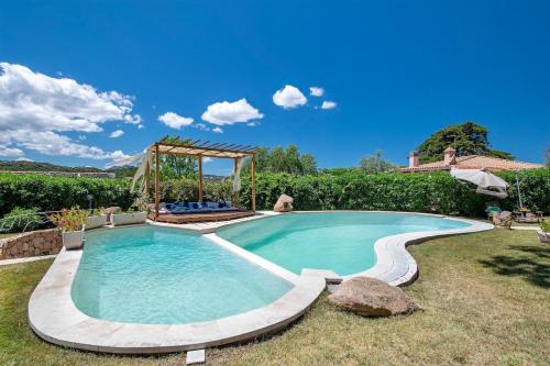 Bazén v ubytování Villa con piscina e giardino nebo v jeho okolí