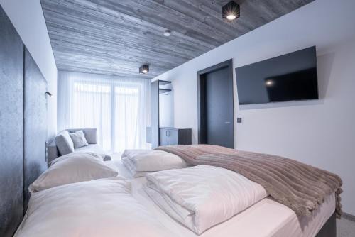 Mountain Chalet Kappl - Luxury - Near Ischgl - Panorama Mountain View - Penthouse & Chaletsにあるベッド