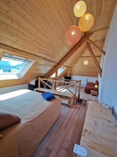 une chambre avec un lit et un plafond en bois dans l'établissement Sol i Munt Cerdanya, à Enveitg