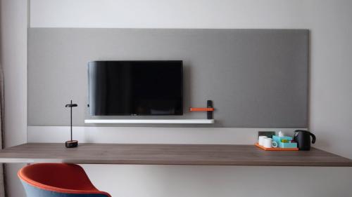 Una televisión o centro de entretenimiento en Holiday Inn Express Shanghai Hongqiao North by IHG