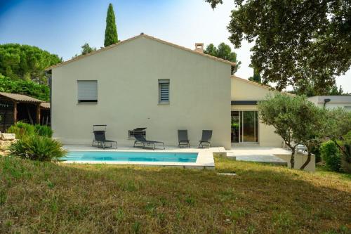 une maison avec une piscine devant dans l'établissement La villa du Soleil, à Nîmes