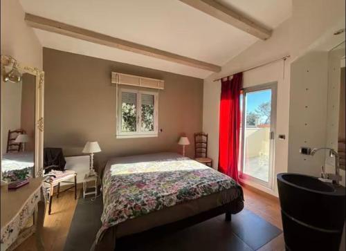 - une chambre avec un lit, une fenêtre et un lavabo dans l'établissement La villa du Soleil, à Nîmes
