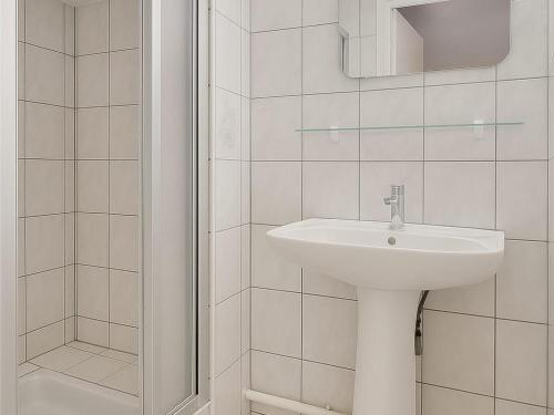 une salle de bain blanche avec un lavabo et une douche dans l'établissement Pavillon climatisé à Argelès-sur-Mer à 10 min des plages - FR-1-732-108, à Argelès-sur-Mer