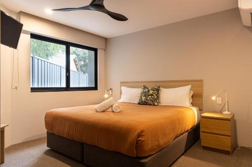 Postel nebo postele na pokoji v ubytování Central Heights - Main Street Views