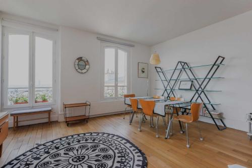 une salle à manger avec une table et des chaises dans l'établissement Magnificent apartment- 2BR 4P- Near Sacré-Cœur, à Paris