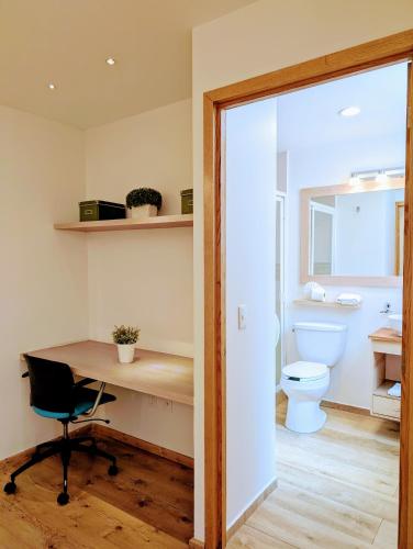 a home office with a desk and a toilet at Casa Donceles - Amplios Departamentos Familiares en Centro Histórico in Mexico City