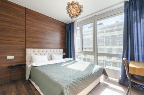 Posteľ alebo postele v izbe v ubytovaní Petrovdom Apartments 11-120 in RC Hoffman House, 34 Zolotoustivska Street