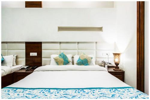 Postel nebo postele na pokoji v ubytování HOTEL Namaskar Near Railway Station - 2 Km From Golden Temple & Jallianwala Bagh - Luxurious rooms With Wifi Facility - Restaurant-Lift-Free Parking Available - A Premium Hotel In Amritsar