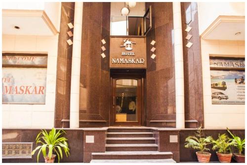 Exteriér nebo vchod ubytování HOTEL Namaskar Near Railway Station - 2 Km From Golden Temple & Jallianwala Bagh - Luxurious rooms With Wifi Facility - Restaurant-Lift-Free Parking Available - A Premium Hotel In Amritsar