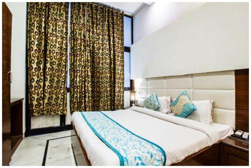 Postel nebo postele na pokoji v ubytování HOTEL Namaskar Near Railway Station - 2 Km From Golden Temple & Jallianwala Bagh - Luxurious rooms With Wifi Facility - Restaurant-Lift-Free Parking Available - A Premium Hotel In Amritsar