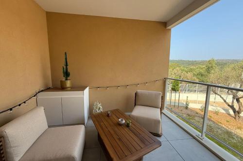 d'un balcon avec une table et deux chaises et une vue. dans l'établissement Modern studio - terrace - pool, à Villeneuve-Loubet