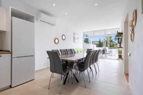 a kitchen and dining room with a table and chairs at Eucaliptus in Camarles