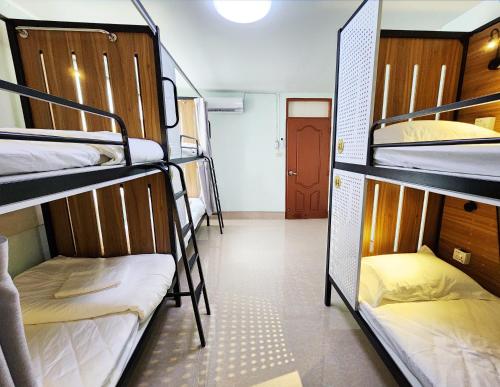 Ένα ή περισσότερα κρεβάτια σε δωμάτιο στο 55 Hostel Soi Phetkasem 51