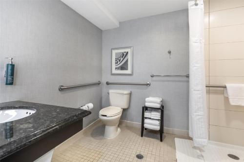 Doubletree by Hilton Hotel Williamsburgにあるバスルーム
