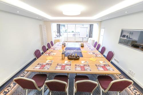 Hotel Henniesにあるビジネスエリアまたは会議室